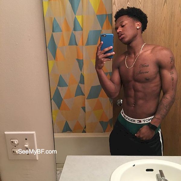 Naked black guy mirror pic