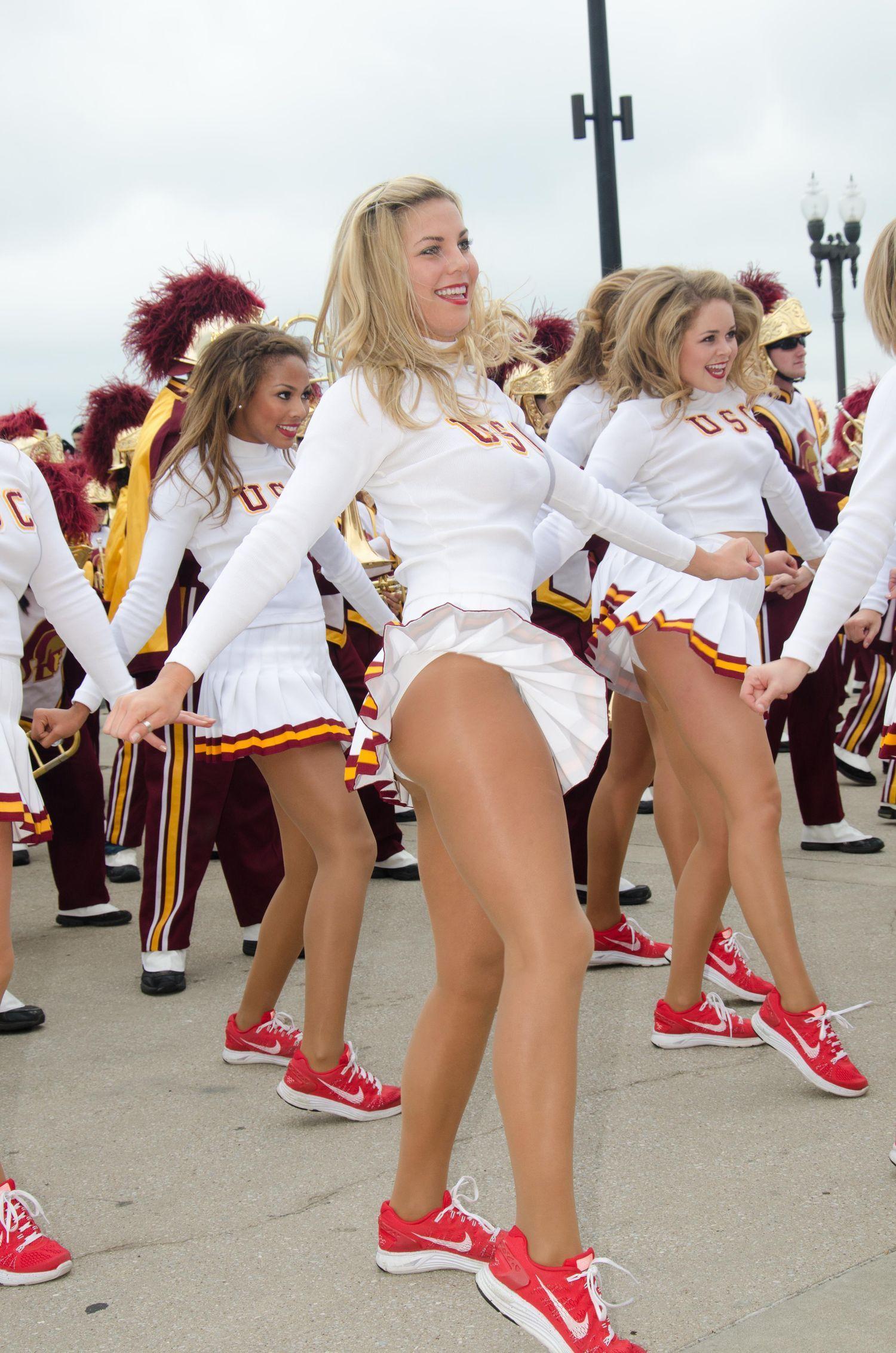 Cheerleaders who wear pantyhose