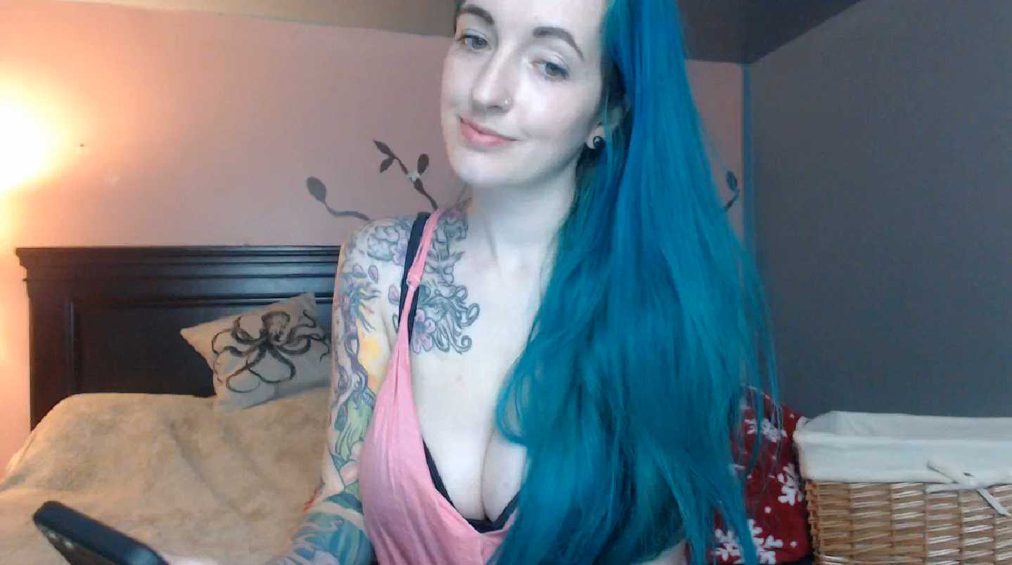 Blue haired babe with tattooed