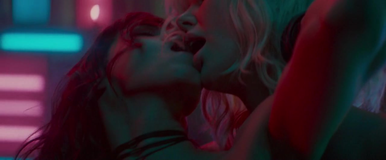 Charlize theron lesbian kissing